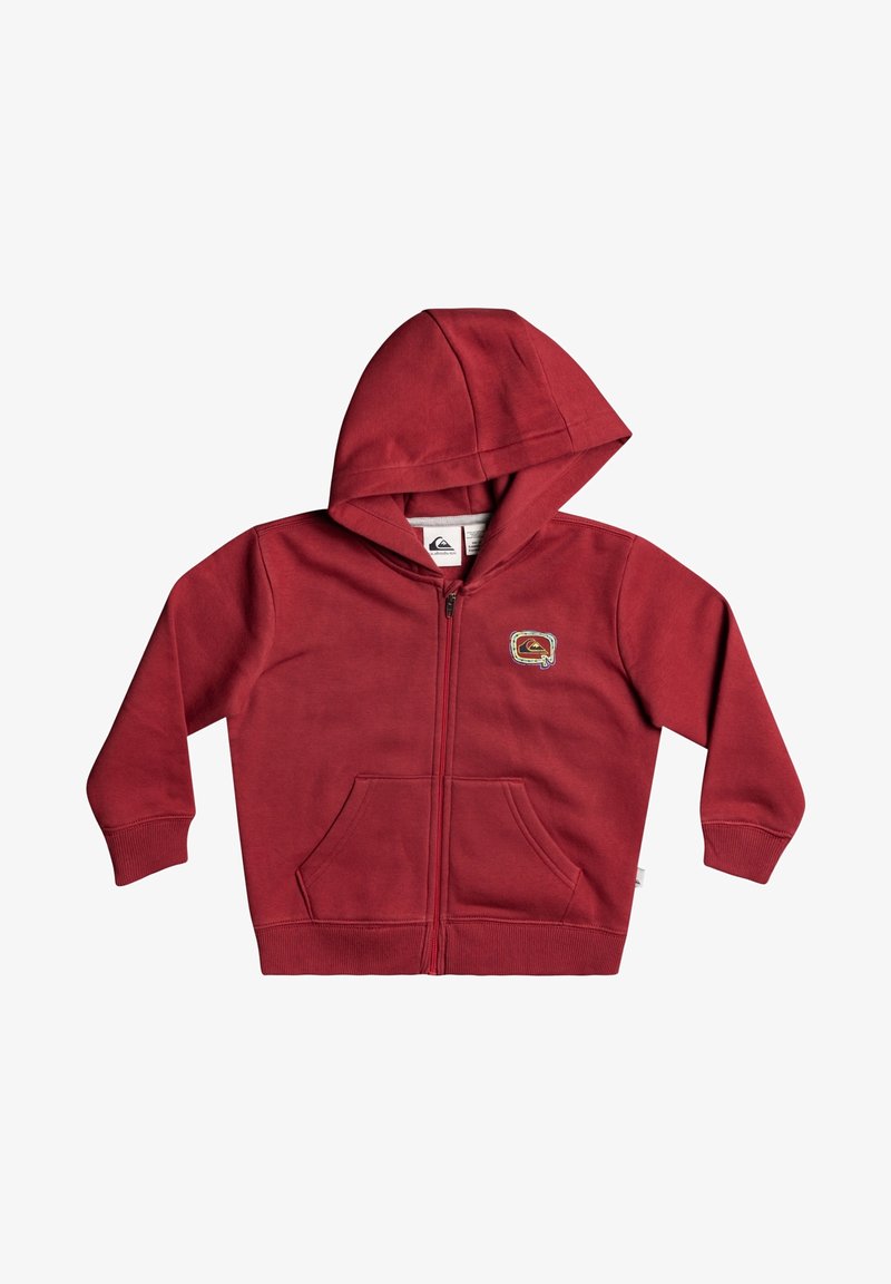 Sudadera roja con cremallera en tela suave, con un bolsillo tipo canguro, puños acanalados y un parche con el logo en el lado izquierdo del pecho. Incluye capucha para mayor calidez.