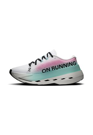 Weißer Laufschuh mit schwarzen Schnürsenkeln, pinken und hellblauen Akzenten und dem Text "ON RUNNING" an der Seite, in Seitenansicht dargestellt.
