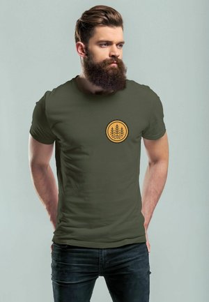 WALD BÄUME BADGE NATURLIEBHABER OUTDOOR FASHION STREETSTYLE - Print T-shirt - army