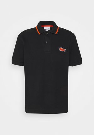 Schwarzes Poloshirt mit orangenen Streifen an den Kragenrändern und einem orangen Krokodil-Logo auf der linken Brust. Zwei-Knopf-Leiste mit kurzen Ärmeln.