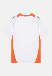 Jersey deportivo blanco con acentos naranjas en los hombros y los laterales. Fabricado con tela ligera, presenta un cuello redondo y mangas cortas.