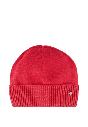 Cappello rosso lavorato a maglia con risvolto piegato e piccolo tag metallico rotondo sul risvolto, mostrato su sfondo bianco.