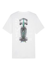 Weißes Baumwoll-T-Shirt mit einem Grafikdesign eines grün-schwarzen Rennautos auf der Rückseite, begleitet von Text und Designelementen.