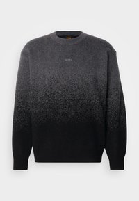 Sweater de manga longa com decote redondo em gradiente de cinza a preto e logótipo "BOSS" bordado no peito.