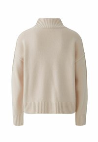 Beiger Pullover mit hohem Kragen, weichem Strickmaterial, lockerer Passform und gerippten Bündchen und Saum. Minimalistisches Design, keine sichtbaren Muster.