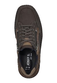Chaussure en cuir marron avec accents en textile, présentant un bout rond, un design à lacets et une fermeture éclair sur le côté. L'intérieur montre le logo sur la semelle intérieure rembourrée.