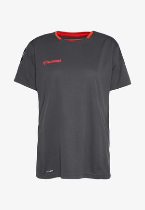 Maglietta a maniche corte grigio scuro realizzata in materiale traspirante. Presenta dettagli rossi sul colletto e sulle maniche, con il logo sul davanti.