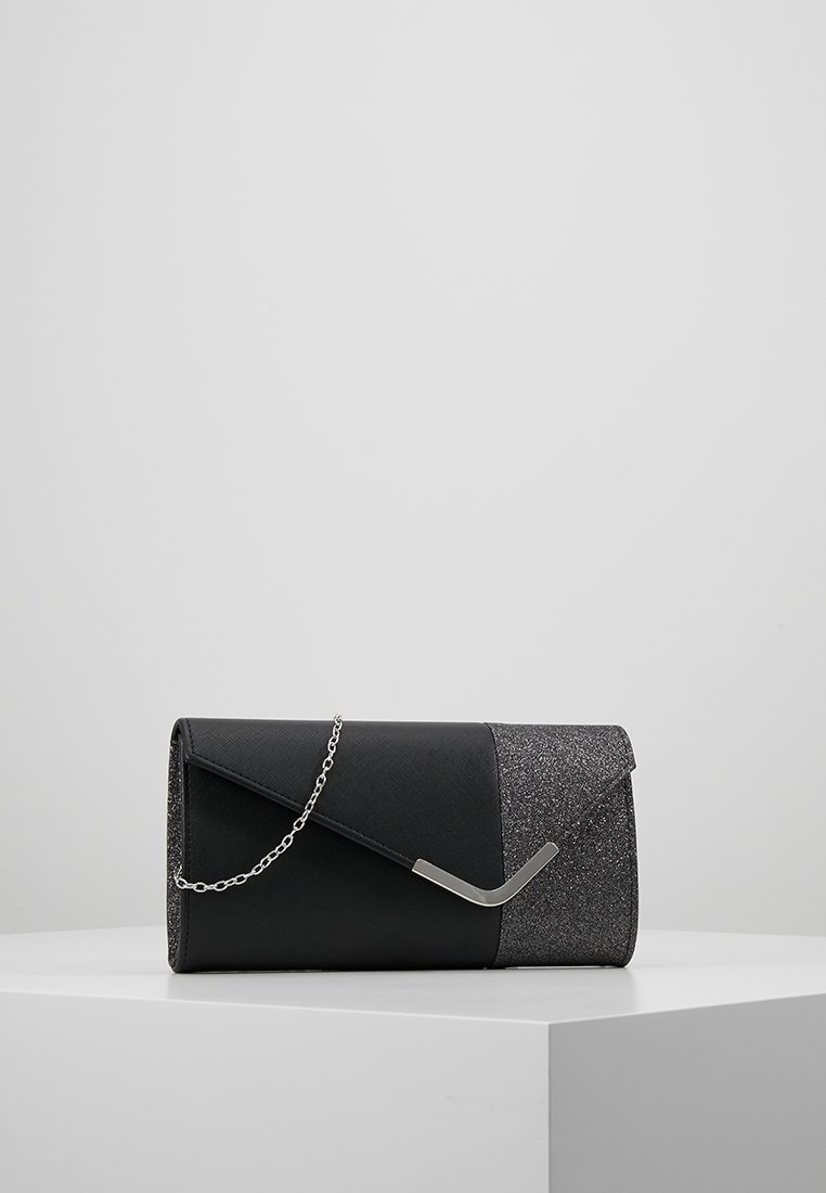 Černá psaníčko s texturovaným povrchem, třpytivým stříbrným akcentem a stříbrným řetízkovým popruhem. Překládací design s kovovým detailem.