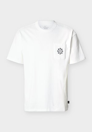 Λευκό κοντομάνικο T-shirt με στρογγυλή λαιμόκοψη και τσέπη στο στήθος, με μαύρο αφηρημένο κυκλικό σχέδιο.