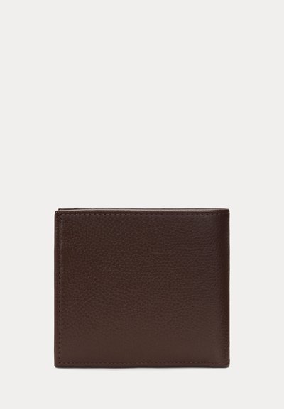 Tummanruskea, teksturoidusta nahasta valmistettu kaksinkertainen lompakko kuvattuna suljettuna yksivärisellä vaalealla taustalla.