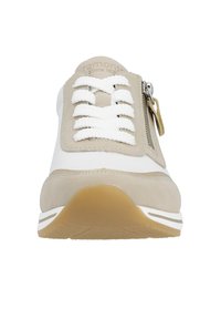 Helle beigen Sneaker mit weißen Lederakzenten, ausgestattet mit einem Reißverschluss, weißen Schnürsenkeln und einer Gummisohle mit hellbrauner Textur.