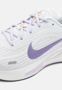 Nike Performance JOURNEY RUN - Tenisice za cestovno trčanje - summit white/black/barely grape/violet mist/bright mandarin