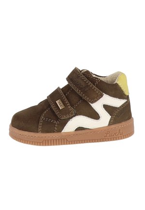 Brauner Kindersneaker aus Wildleder mit weißem Seitendesign, zwei Klettverschlüssen, gelbem Fersenpatch und beigefarbener Gummisohle.