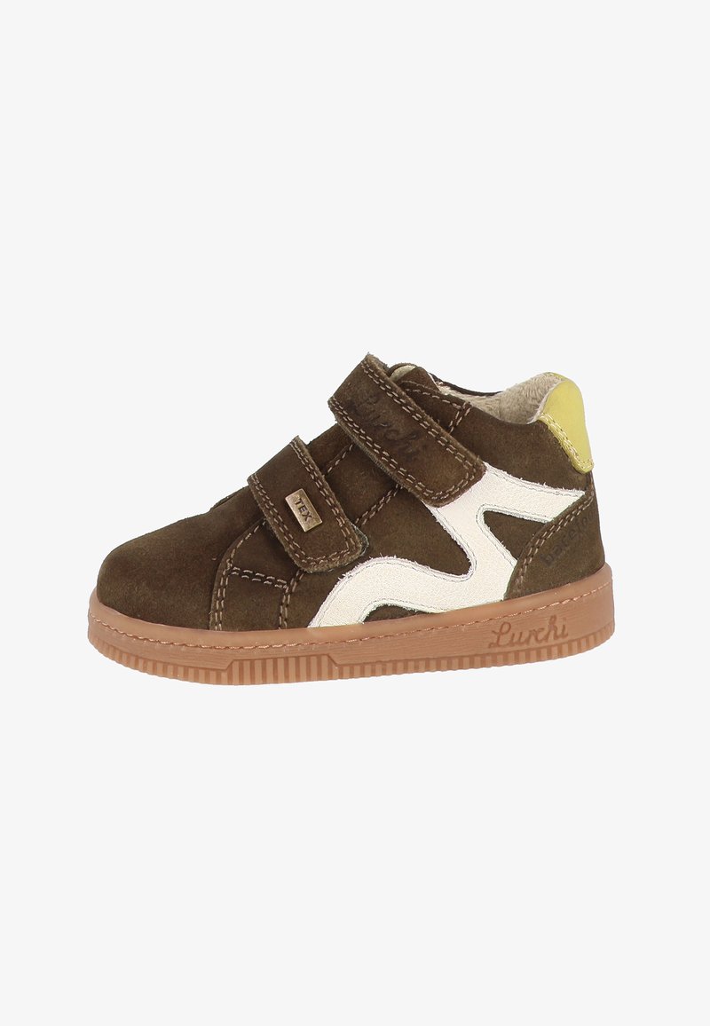 Baskets enfant en daim marron avec motif blanc sur le côté, deux scratchs, empiècement jaune au talon et semelle en caoutchouc beige.
