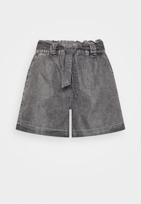 Shorts en denim gris avec une taille haute ceinturée, des jambes larges et un ourlet brut. Présente un léger délavage et des détails de couture minimalistes.