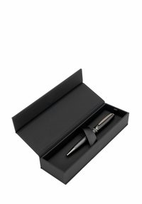 Stylo noir dans une élégante boîte noire. Le stylo possède une prise texturée, des accents argentés et un clip brillant. La boîte dispose d'une fermeture magnétique et d'un intérieur ajusté.