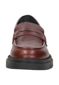 Bruine leren instappers met een textuurafwerking, voorzien van een band over de wreef, metalen studs en een duurzame zwarte rubberen zool.
