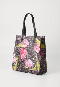 Zwarte bloemen schoudertas met levendige roze en groene bloemenpatronen, gestructureerd ontwerp en twee zwarte handvatten. Gladde synthetische materiaal.