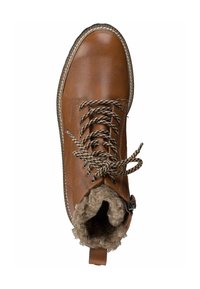 Hnědá bota z umělé kůže s kulatou špičkou, kontrastními texturovanými šněrovadly a měkkou kožešinovou podšívkou v oblasti kotníku, s očkem na patě.