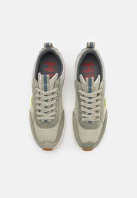 Grå sneakers i mesh och mocka, med gröna och blå accenter, runda skosnören, en dra-flik och en gummisula.