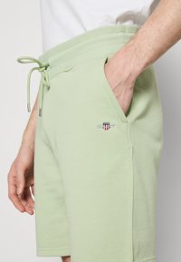 GANT REG SHIELD  - Pantalon de survêtement - milky matcha