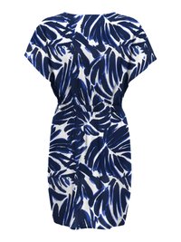 Bela obleka s kratkimi rokavi, poudarjenim pasom, z drzno vzorcem tropskih listov v mornarsko modri barvi.