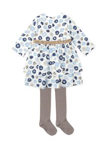 Vestido de estampado floral en blanco, azul y gris, con mangas largas, falda fruncida y una cinturilla dorada, combinado con medias grises.