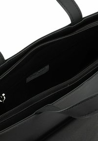 Borsa a tracolla nera in materiale sintetico liscio, con un compartimento principale con cerniera, tasche interne e manici robusti.