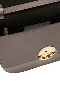 Borsa a tracolla in suede e pelle taupe con patta e chiusura in oro, interno nero con tasca con zip e patch del logo Furla.