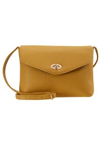 Borsa a tracolla in pelle gialla con finitura texturizzata, chiusura a patta e hardware color oro. Include una tracolla removibile per un uso versatile.
