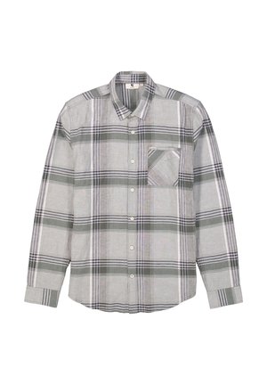 Camisa de cuadros en tonos grises y blancos, de mangas largas, con cuello de botón, un bolsillo en el pecho, hecha de tela tejida con patrones de rayas variados.