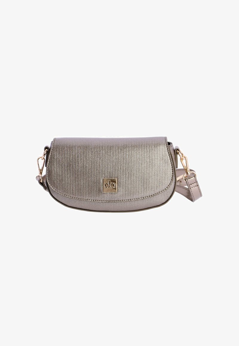 Bolso bandolera gris metálico con superficie texturizada, cierre de solapa redondeada y detalles en tono dorado. Correa ajustable para uso versátil.