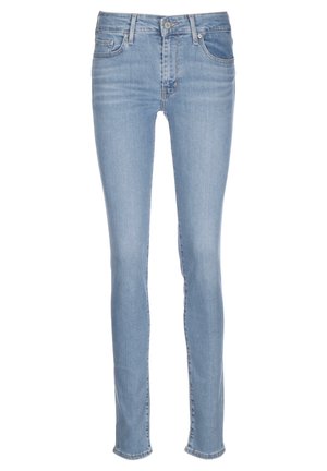 Hellblaue Slim-Fit-Denim-Jeans mit vorderem Knopf, Reißverschluss und Fünf-Taschen-Design, vor weißem Hintergrund dargestellt.