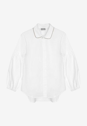Hvid bluse med lange ærmer, puffede ærmer, knappet front og lille krave pyntet med en sølvkæde.