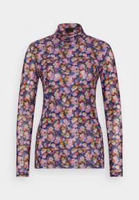 Kwiatowa bluzka z długim rękawem i golfem, wykonana z przezroczystego materiału; charakteryzuje się wielokolorowymi kwiatami na ciemnym tle oraz dopasowanym krojem.