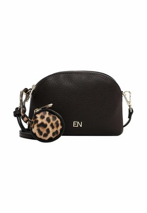 Borsa a tracolla in pelle nera con texture, dalla forma arrotondata, dotata di chiusura con zipper e di un portamonete staccabile con stampa leopardata. Branding in oro.