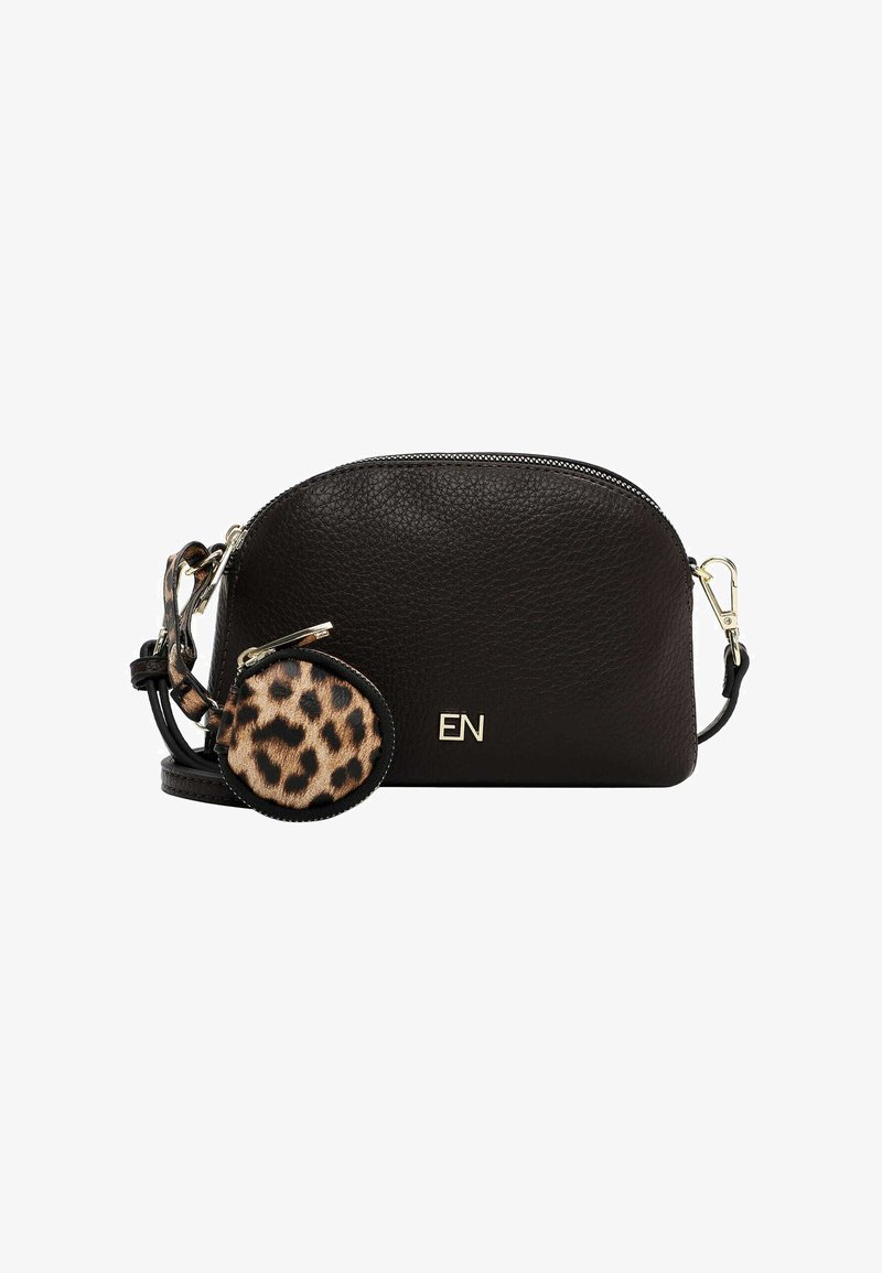 Svart texturerad läder crossbody-väska med rundad form, utrustad med dragkedjestängning och en avtagbar plånbok med leopardmönster. Guld-logotyp.
