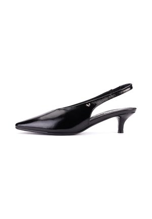 Zapato slingback de charol negro con puntera puntiaguda y tacón kitten bajo, mostrado de perfil sobre fondo blanco.