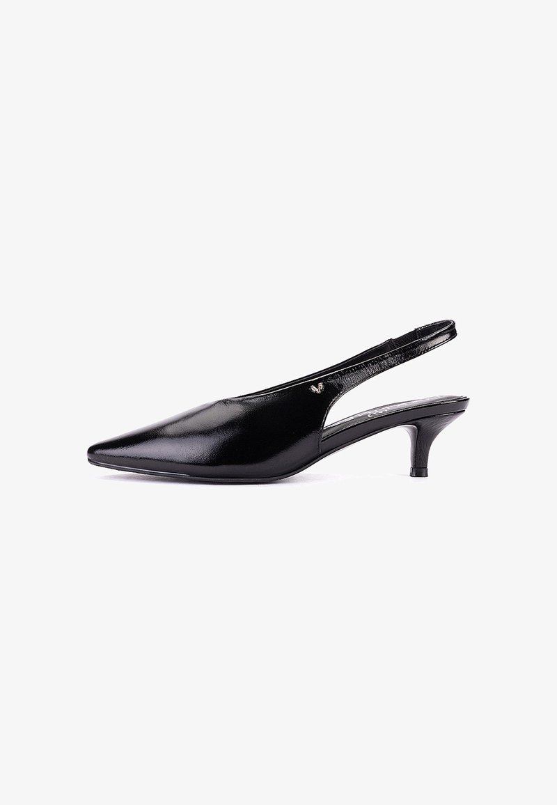 Chaussure slingback en cuir verni noir avec bout pointu et petit talon kitten, présentée de profil sur fond blanc.