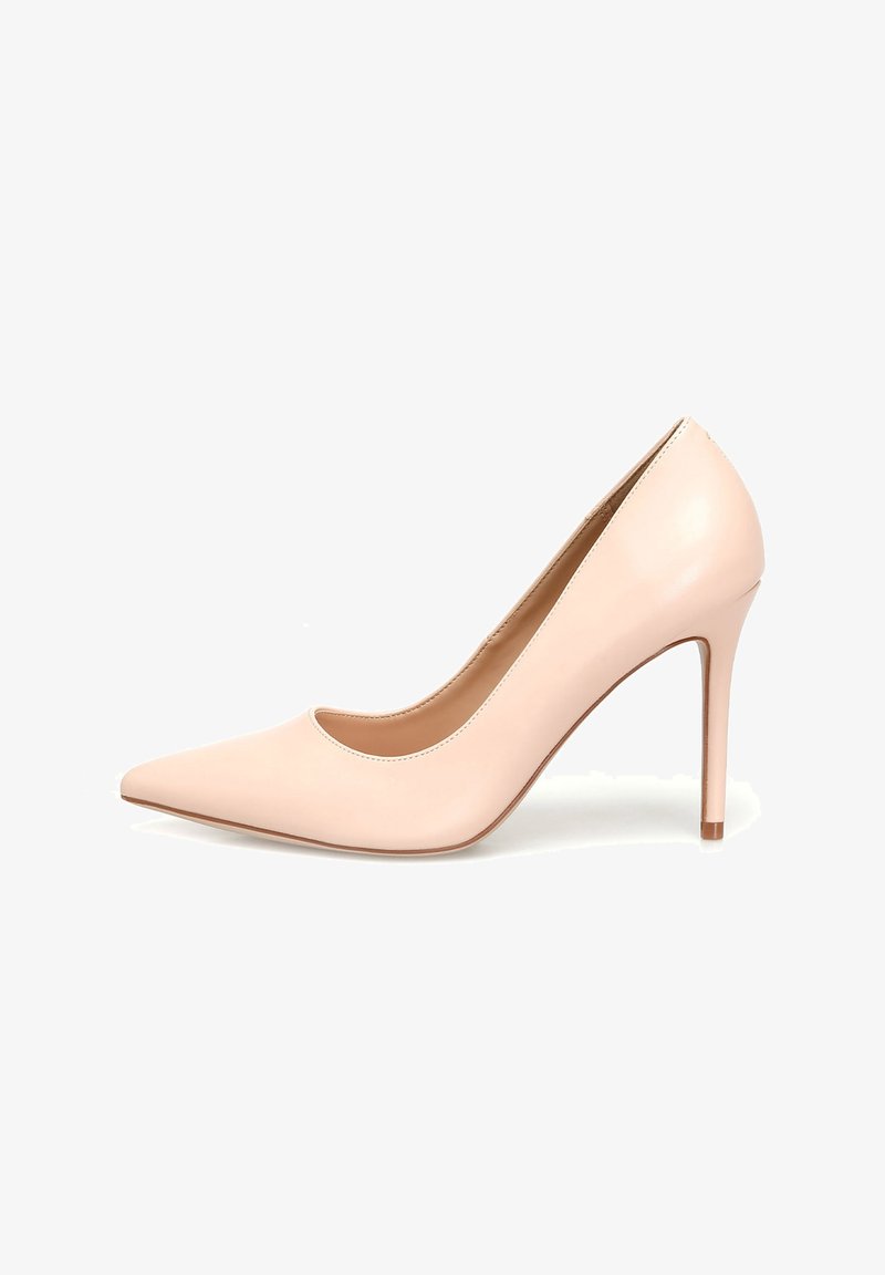 Goli patentna kožna štikla u bež boji, dizajn s oštrim čepom, glatka tekstura, 10 cm visok stiletto potplat, minimalistički stil, vidljiva unutrašnjost.