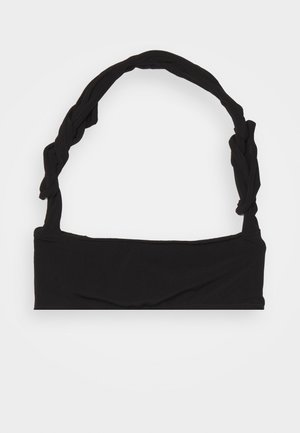 Top corto negro con una tira de tela retorcida. El diseño presenta un material suave y elástico y una forma rectangular sencilla.