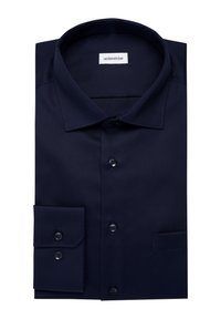 Chemise de couleur bleu marine en tissu lisse, avec un col pointu, des manches longues à poignets à un bouton, et une poche poitrine.