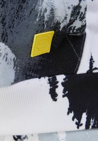 Felpa con tessuto strutturato caratterizzato da un motivo astratto grigio e bianco, impreziosito da una targhetta logo rettangolare gialla.