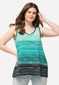 Canotta senza maniche color teal con righe orizzontali in diverse tonalità di turchese e blu navy. Presenta un collo a V e un tessuto morbido e informale.