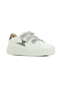 Baskets blanches en cuir avec une semelle plateforme texturée. Équipées de bandes Velcro métalliques argentées et d'une étoile argentée sur le côté.