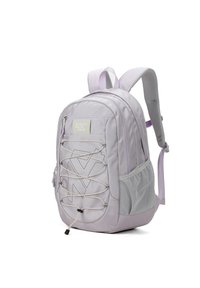 Zaino di colore viola chiaro con finitura testurizzata, dotato di un logo frontale, dettagli con cordino bungee e tasca laterale in rete. Include spallacci imbottiti.