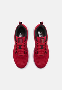 Zapatillas deportivas rojas con parte superior de malla transpirable, detalles en negro, cordones ajustados y suela blanca, que cuentan con una plantilla de espuma memory para mayor comodidad.