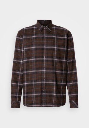 Pruunist ruudulisest pikast varrukast särgist, millel on valged ja mustad triibud, terav krae ja nööbitavad mansetid neutraalsel taustal.