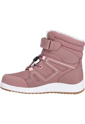 Botte imperméable rose avec un col rembourré, des lacets élastiques, une sangle auto-agrippante et une semelle blanche. Présente des panneaux latéraux texturés et une doublure en polaire.