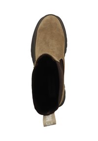 Bottine en daim marron avec panneau latéral élastique, bout arrondi, surface texturée et boucle à l'arrière du talon. Semelle en caoutchouc pour une bonne adhérence.